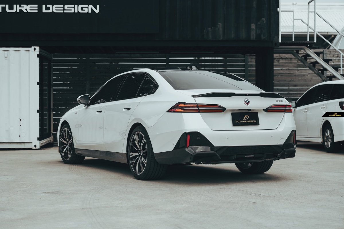 画像32: 【送料無料】BMW 5シリーズ i5 G60 トランク用 リアスポイラー 本物DryCarbon ドライカーボン (32)